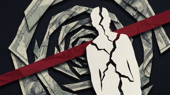 Silueta humana blanca agrietada sobre una espiral de recortes de billetes de cien dólares y una franja roja diagonal sobre fondo oscuro.