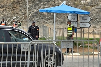 Puesto de control establecido en la salida de Castillejos hacia Ceuta este viernes. (EFE/ Mohamed Siali)