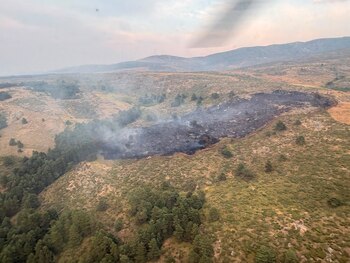 Las brigadas de incendios se retiran del incendio después de trabajar en su extinción que así queda a su salida