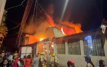 Bomberos confirmó el hallazgo de dos personas fallecidas dentro de una de las estructuras afectadas por el fuego. Crédito: Cuerpo de Bomberos Costa Rica