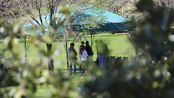 Un gazebo protege a los