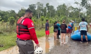 La Benemérita mantiene coordinación con las instituciones del Sistema Nacional de Gestión del Riesgo para atender la emergencia. Crédito: Cruz Roja