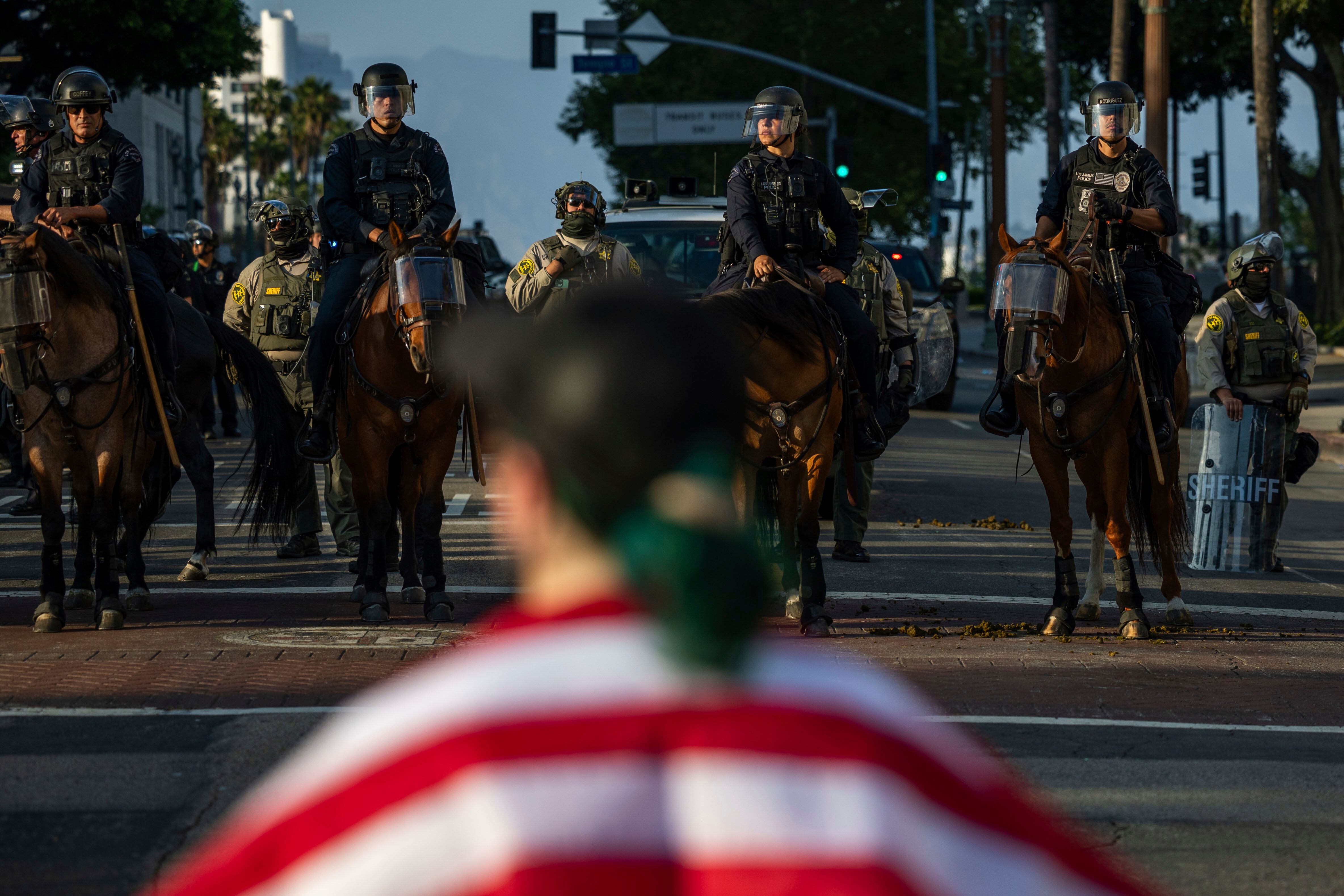 La Guardia Nacional y marines se desplegaron en California durante protestas relacionadas con redadas migratorias en campos agrícolas. (AP Foto/Ethan Swope)