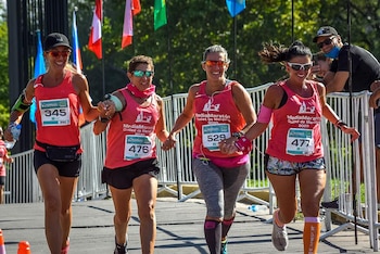 Cuatro correrdoras felices tras la