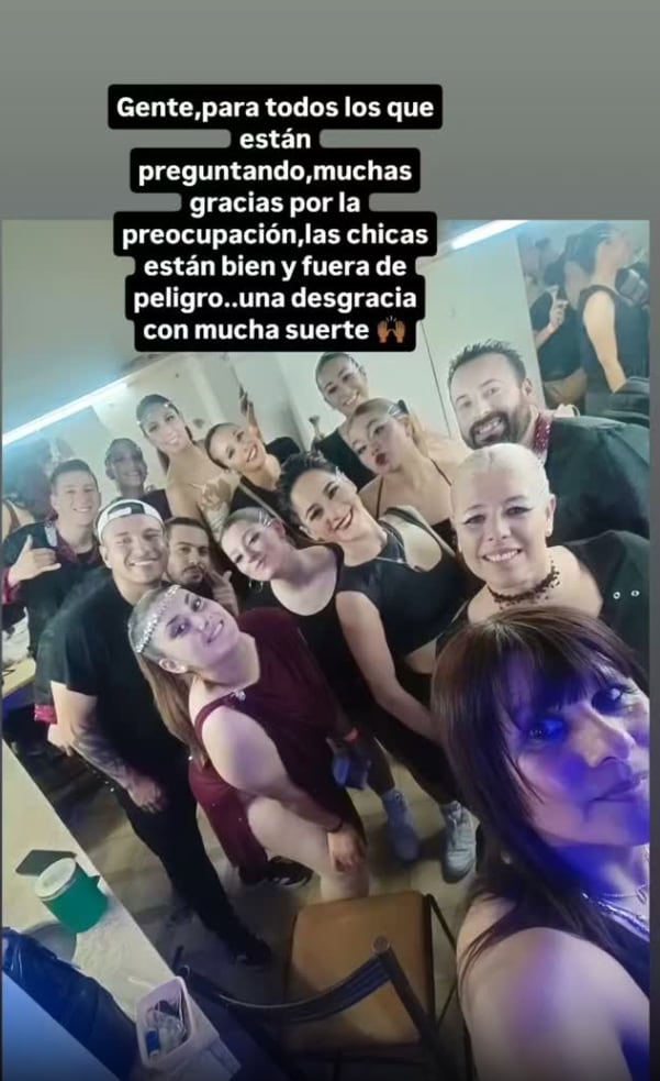 Fueron los propios bailarines, cerca de diez en total, quienes levantaron la estructura para liberar a las heridas ante la falta de respuesta del personal del teatro (Foto: Instagram)
