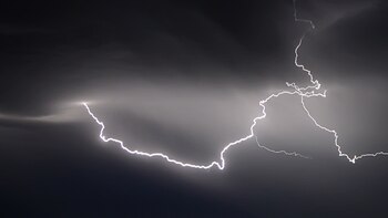 Joven sobrevivió a la descarga