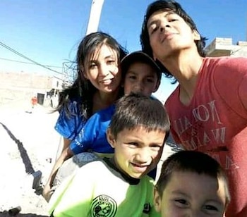 Con su hermana de sangre