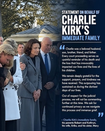 Varias personas con ropa formal de luto junto a un texto en inglés que contiene una declaración de la familia de Charlie Kirk