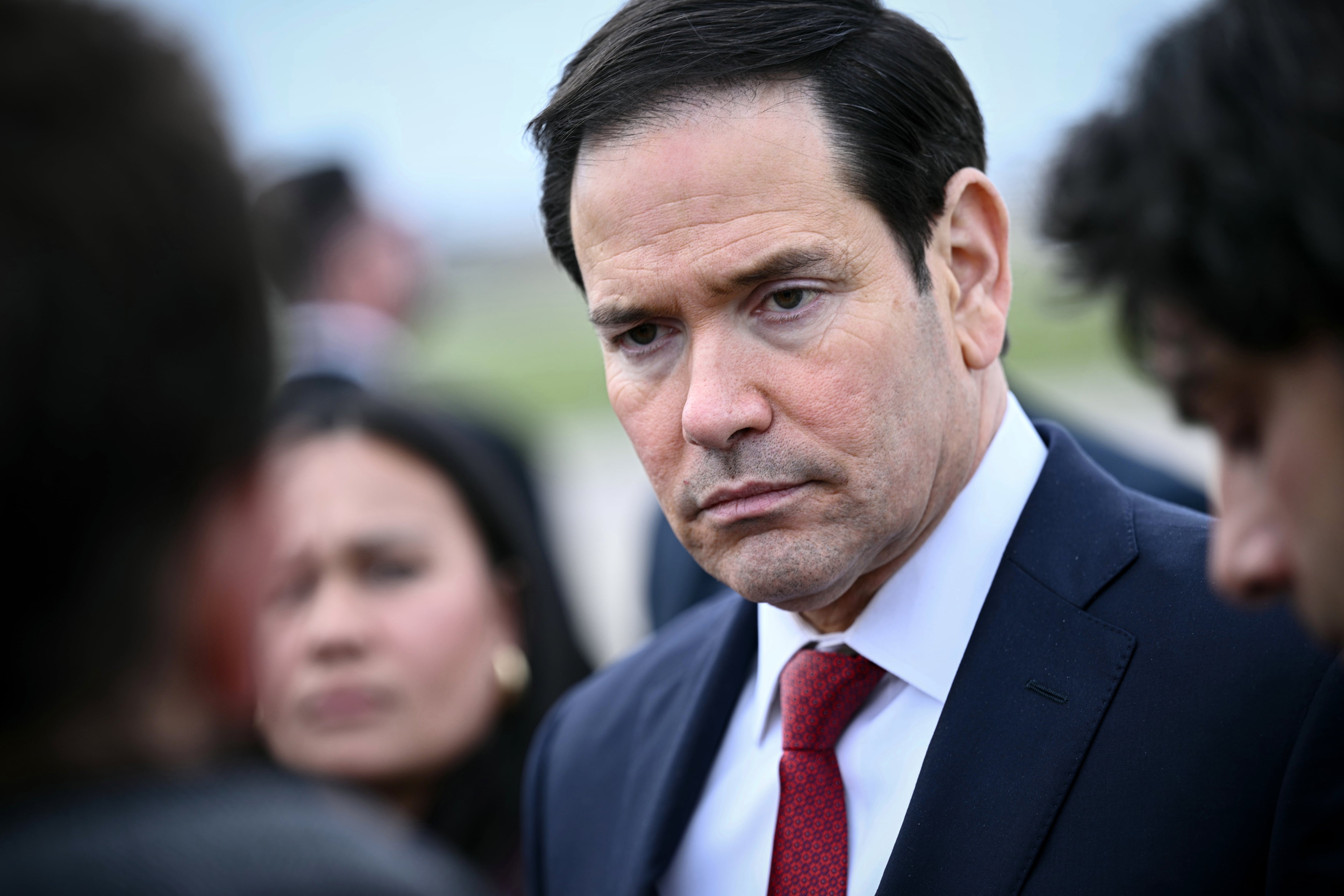 El secretario de Estado de estados Unidos, Marco Rubio, habla con la prensa después de una reunión de ministros del G7 con países socios en el aeropuerto Bourget en Le Bourget, en las afueras de París, el viernes 27 de marzo de 2026 (Brendan Smialowski/Pool Foto vía AP)