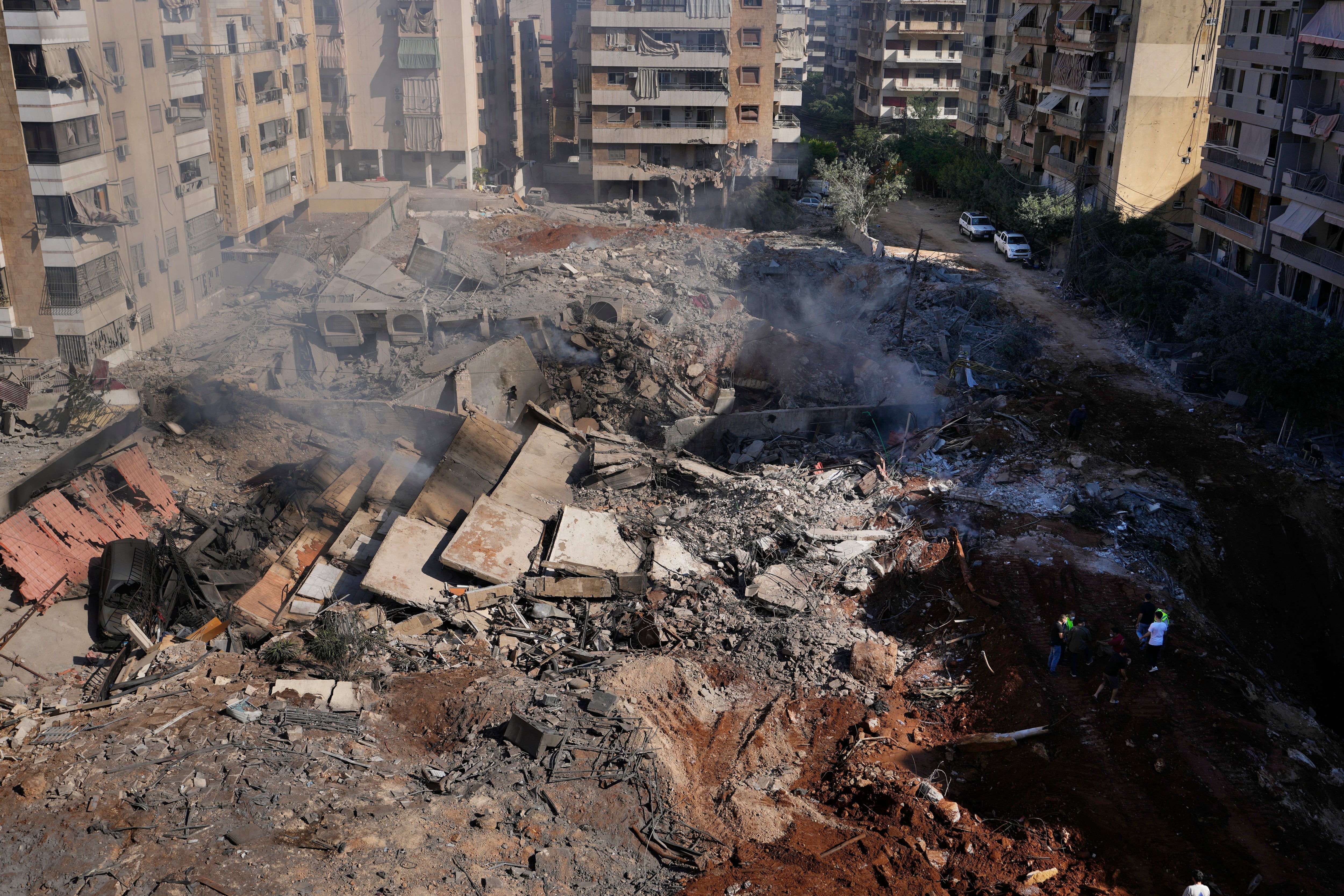 ARCHIVO - Gente reunida en el lugar donde fue asesinado el líder de Hezbollah Hassan Nasrallah en un suburbio sureño de Beirut, el 29 de septiembre de 2024. (AP Foto/Hassan Ammar, Archivo)