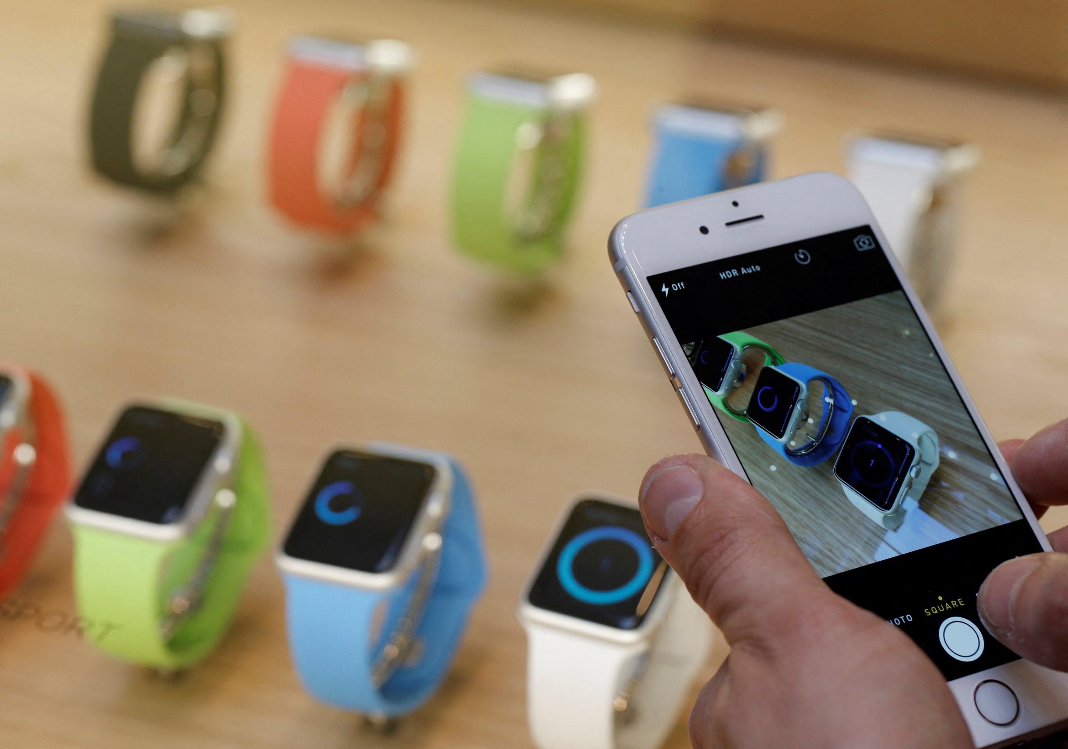 El cambio en las reservas alcanzaría al iPhone 18 Pro y a los Apple Watch Series 12 y Ultra 4, mientras el teléfono plegable seguiría un calendario aparte. (Foto: REUTERS/Christian Hartmann/File Photo)