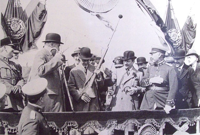 El príncipe junto al presidente en uno de los tantos actos en los que participó (Archivo General de la Nación)