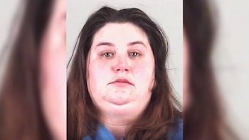 Detuvieron a una mujer en Texas por inventar enfermedades a su hijo y exponerlo a cirugías innecesarias