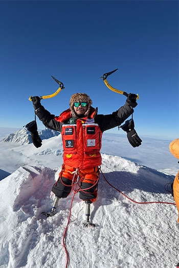 Perdió ambas piernas en Afganistán y se convirtió en el primer doble amputado en escalar el Everest