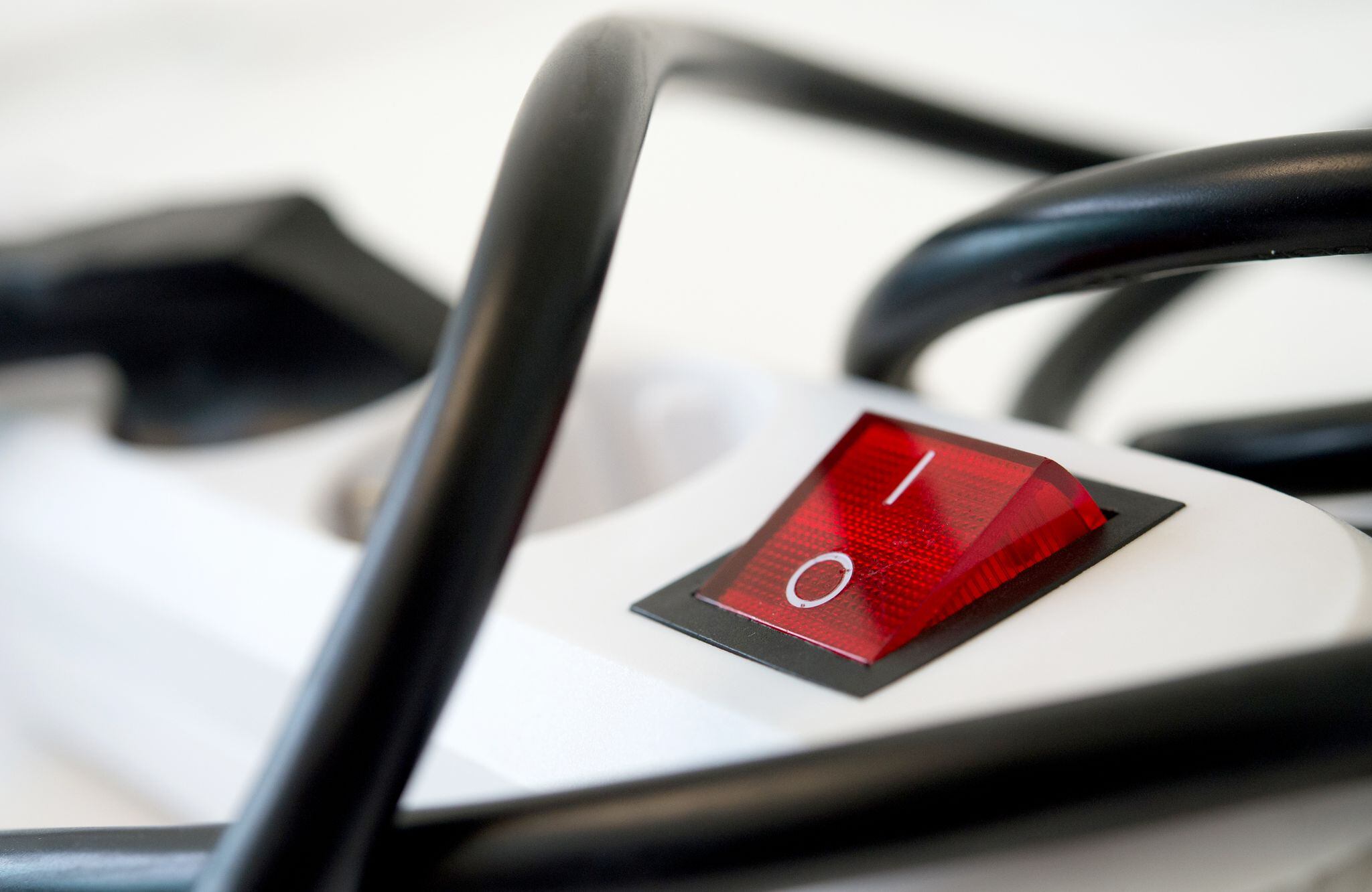 ILUSTRACIÓN - Las regletas de enchufes con interruptor son prácticas para desconectar rápidamente varios aparatos de la red eléctrica. Foto: Andrea Warnecke/dpa