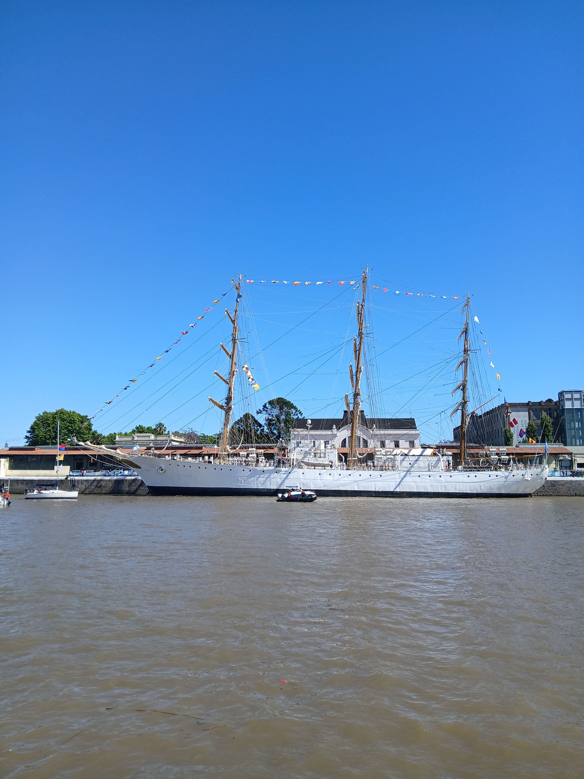 El viaje había comenzado el 7 de junio de 2025, cuando la Fragata Libertad zarpó rumbo a Recife, Brasil, en el primero de los dos cruces atlánticos previstos en la travesía.