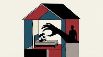 Ilustración de casa en corte transversal con varias habitaciones; en una, mujer encogida en una cama, mientras sombra de mano se extiende desde hombre en otra habitación.