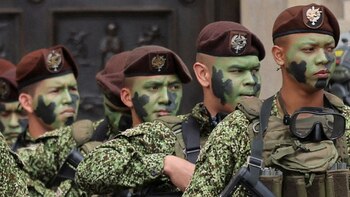 Soldados profesionales salieron a marchar