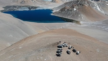 El espejo de agua ocupa la caldera de un antiguo volcán y se alimenta del deshielo de las cumbres circundantes (Nueva Rioja)