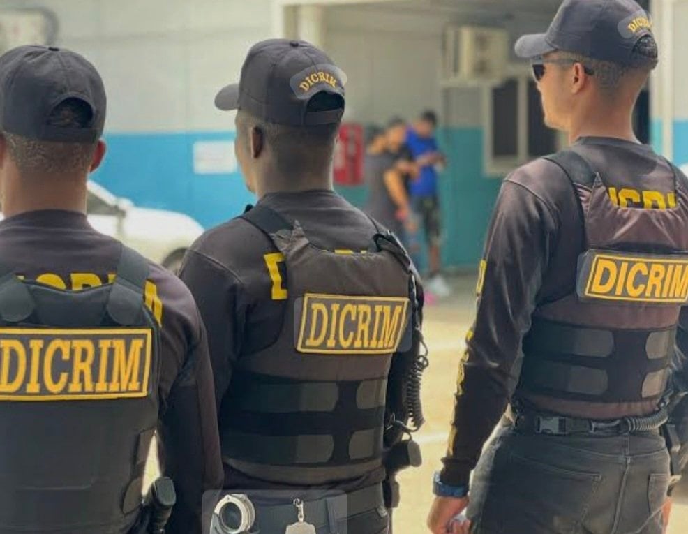 Apresan en el aeropuerto a dominicano acusado de homicidio en Baní cuando intentaba huir a Colombia