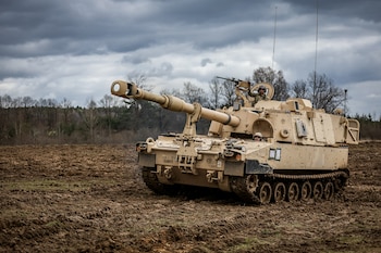 Un obús autopropulsado M109A7 Paladin de 155 mm participa en el ejercicio de tiro real DYNAMIC FRONT 23 en el campo de entrenamiento (REUTERS/Leonhard Simon/Archivo)