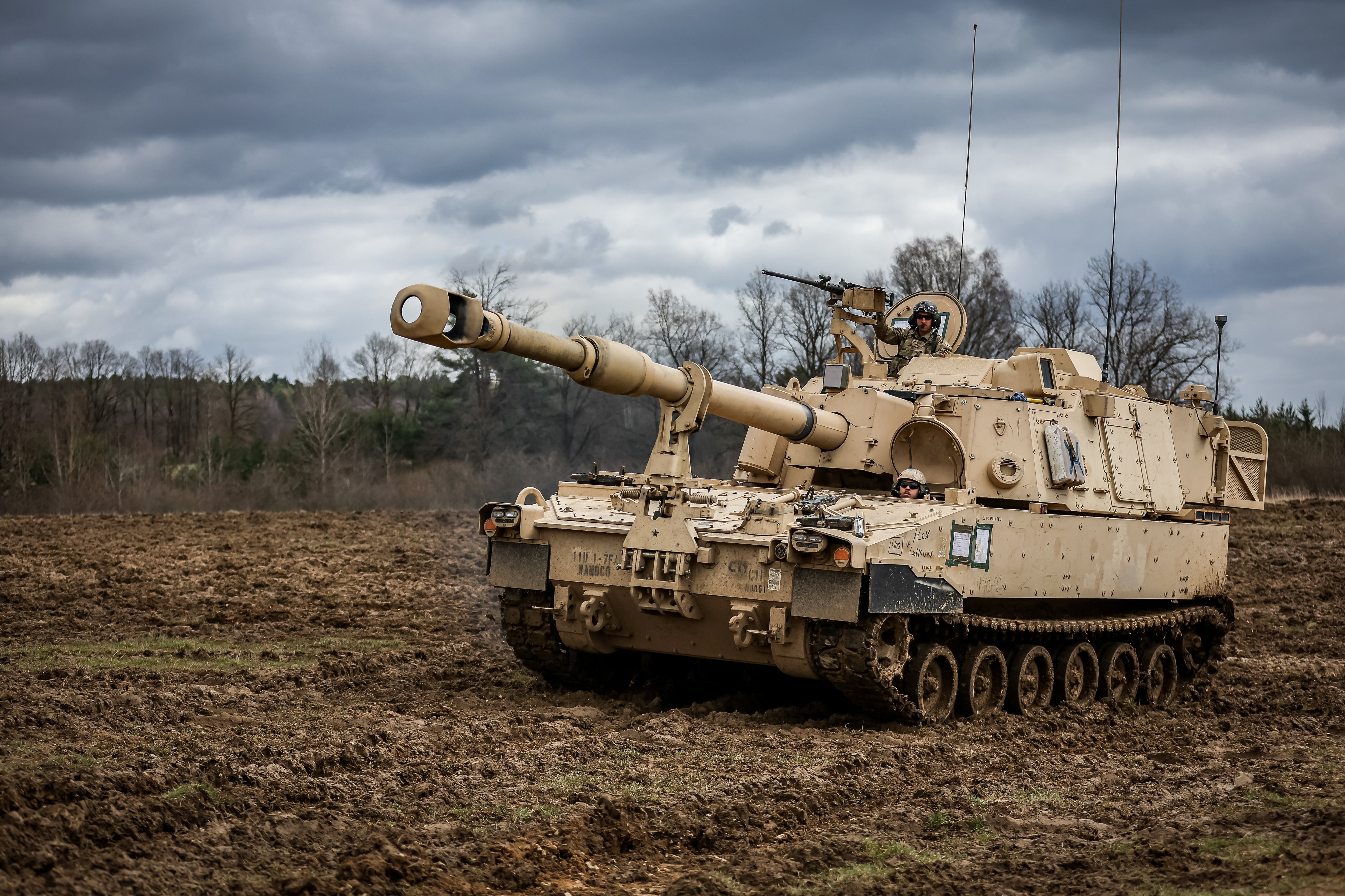 Un obús autopropulsado M109A7 Paladin de 155 mm participa en el ejercicio de tiro real DYNAMIC FRONT 23 en el campo de entrenamiento (REUTERS/Leonhard Simon/Archivo)