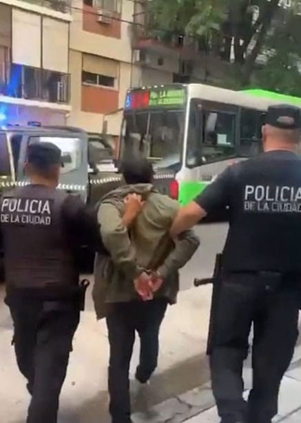 El detenido registraba 5 causas por robo, 12 por hurto, 3 por tentativa de robo y otros 3 procesos por lesiones, resistencia a la autoridad y acoso callejero