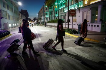 Turistas caminando por Ocean Drive,