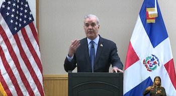 Luis Abinader reconoció que República Dominicana investiga el reclutamiento engañoso de jóvenes dominicanos hacia Rusia, aunque cifró en menos de 20 las personas que hasta ahora habrían acudido a esos llamados.
El mandatario hizo esa revelación durante una rueda de prensa con periodistas locales e internacionales en Estados Unidos, en el marco de la Asamblea General de las Naciones Unidas.