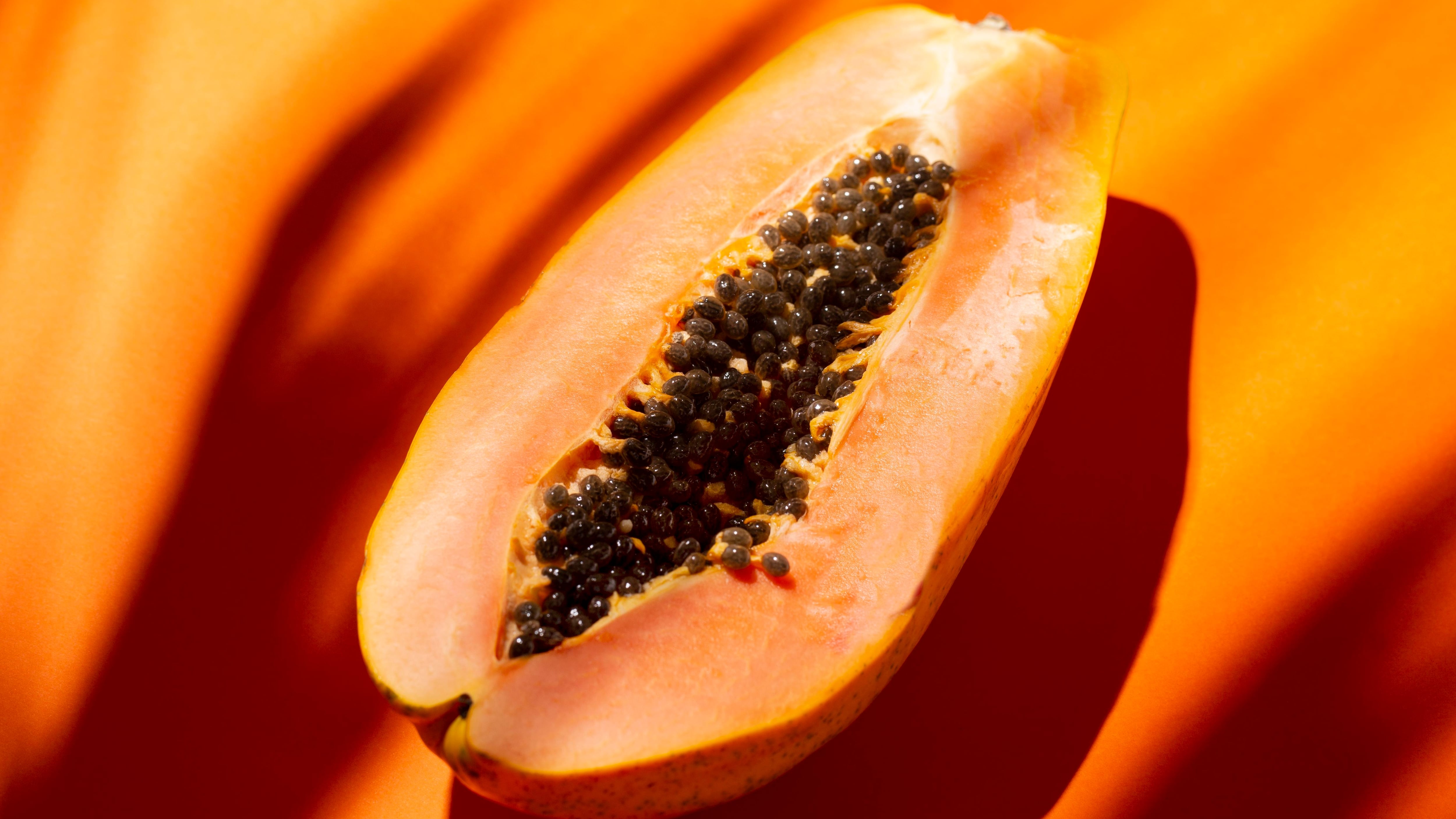 Una papaya pequeña aporta más del 100% de la vitamina C diaria recomendada, reforzando su acción antioxidante y la protección celular (Freepik)