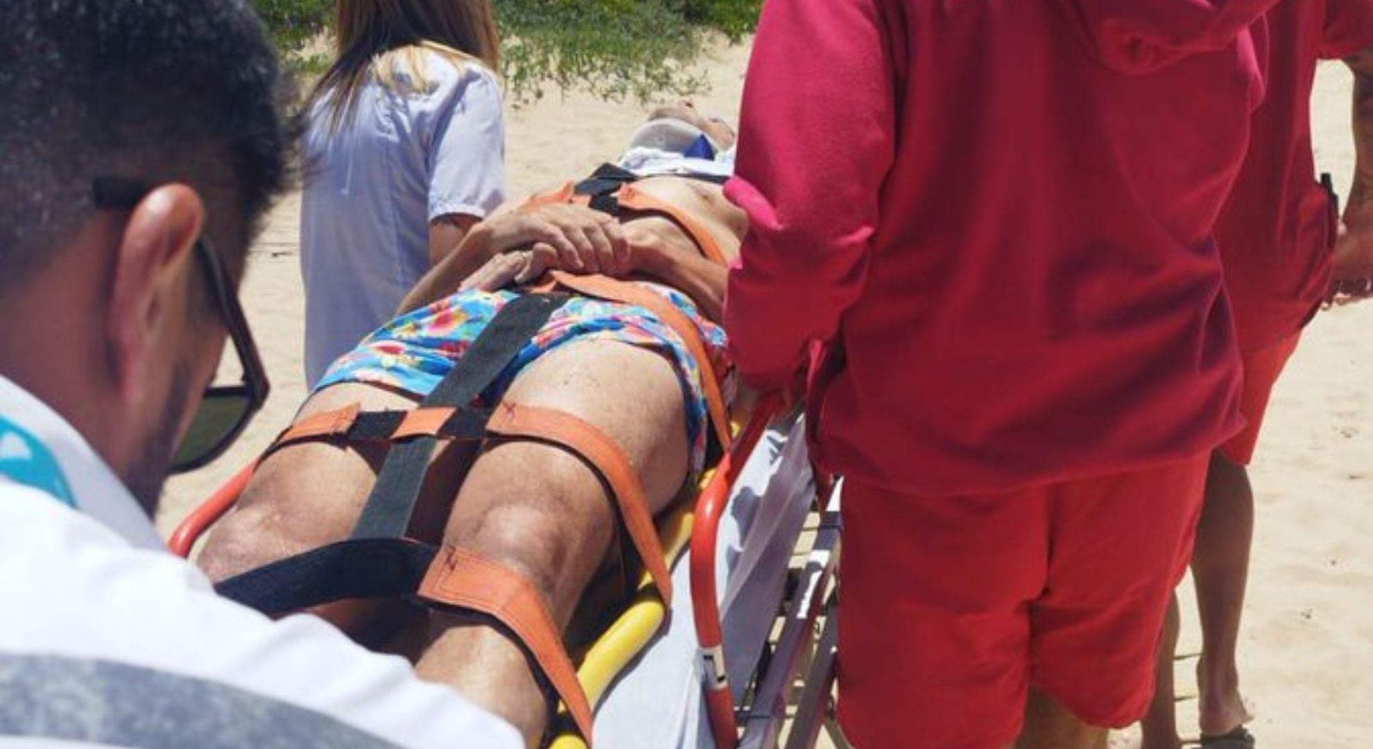 El momento en el que el argentino fue trasladado hacia un centro de salud local (Gentileza: Portada Punta)