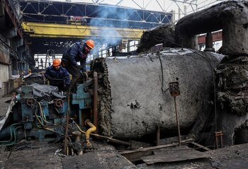 Trabajadores arreglan una central térmica