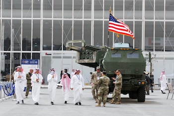 Hombres saudíes caminan cerca de un sistema de defensa del Ejército estadounidense expuesto en la Feria Mundial de Defensa en Riad, Arabia Saudí, el 6 de marzo de 2022
REUTERS/Ahmed Yosri
