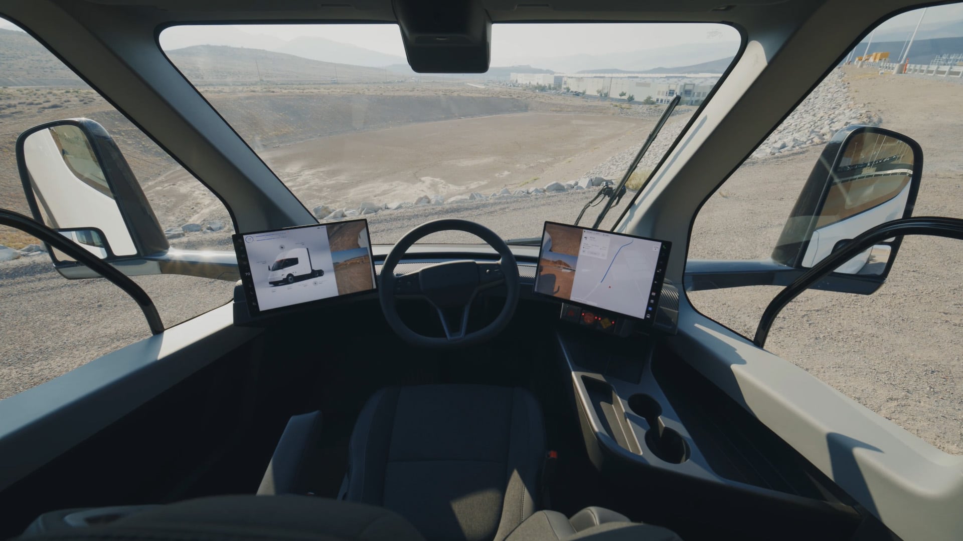 Una de las cualidades distinguidas del Tesla Semi es la posición central del puesto del conductor, con idéntica visibilidad para ambos costados. (Tesla)