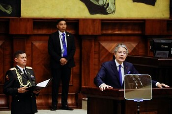 El presidente ecuatoriano Guillermo Lasso testifica en la Asamblea Nacional, como parte del proceso de juicio político en su contra por presunta corrupción, en Quito, Ecuador, 16 de mayo de 2023. REUTERS/Karen Toro