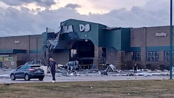 Un edificio comercial presenta daños