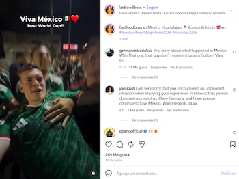 Grupo de personas, con un hombre en primer plano vistiendo una camiseta de fútbol verde. Texto 'Viva México' con bandera mexicana y corazón rojo