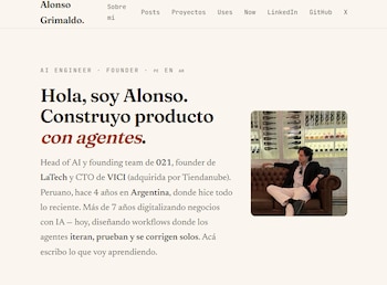 Sitio web de Alonso Grimaldo que muestra su nombre, descripción profesional y una foto del hombre sentado en un sofá con botellas de vino de fondo
