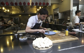 Fotografía de archivo fechada el 29 de febrero de 2016 del cocinero peruano Virgilio Martínez preparando un plato en su restaurante 'Central', en Lima (Perú). EFE/ Ernesto Arias