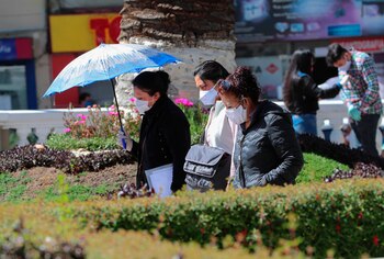 Personas caminan por las calles
