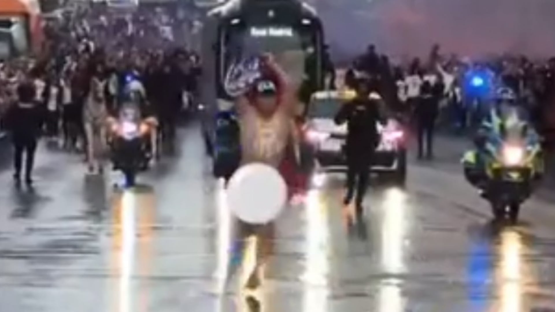 Insólito: simpatizante corre desnudo con símbolos políticos y bandera peruana antes de partido Real Madrid vs Bayern. (Foto: Captura video/Johnzc noticias)