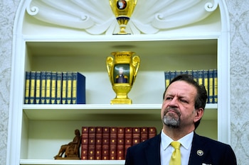 ARCHIVO - Sebastian Gorka escucha al presidente Donald Trump hablando con reporteros tras firmas órdenes ejecutivas en el Despacho Oval de la Casa Blanca, el 23 de abril de 2025, en Washington
(AP Foto/Alex Brandon, Archivo)