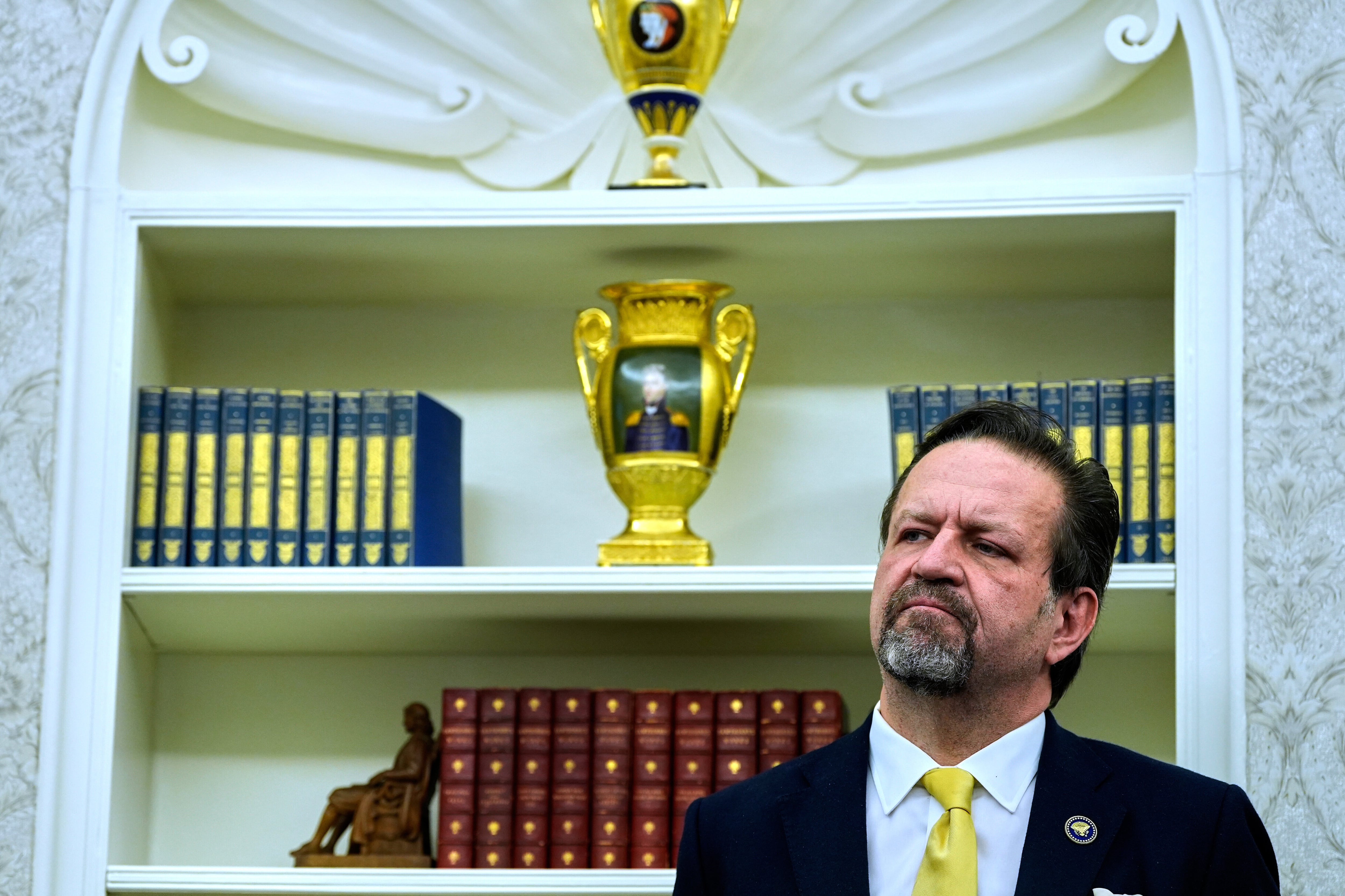 ARCHIVO - Sebastian Gorka escucha al presidente Donald Trump hablando con reporteros tras firmas órdenes ejecutivas en el Despacho Oval de la Casa Blanca, el 23 de abril de 2025, en Washington(AP Foto/Alex Brandon, Archivo)