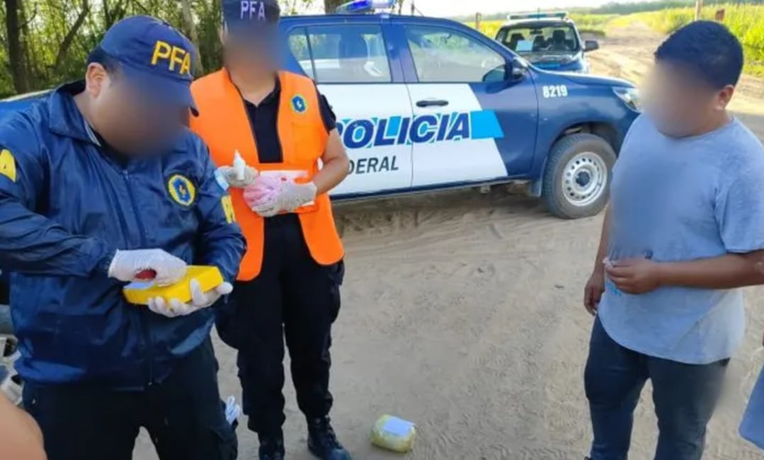 Secuestraron millones de dólares en cocaína y detuvieron a dos sospechosos vinculados a una red internacional (PFA)