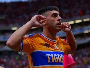 El jugador argentino festeja el gol antes de salir expulsado del Estadio Akron