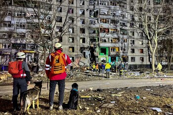 Personal de emergencia trabaja en