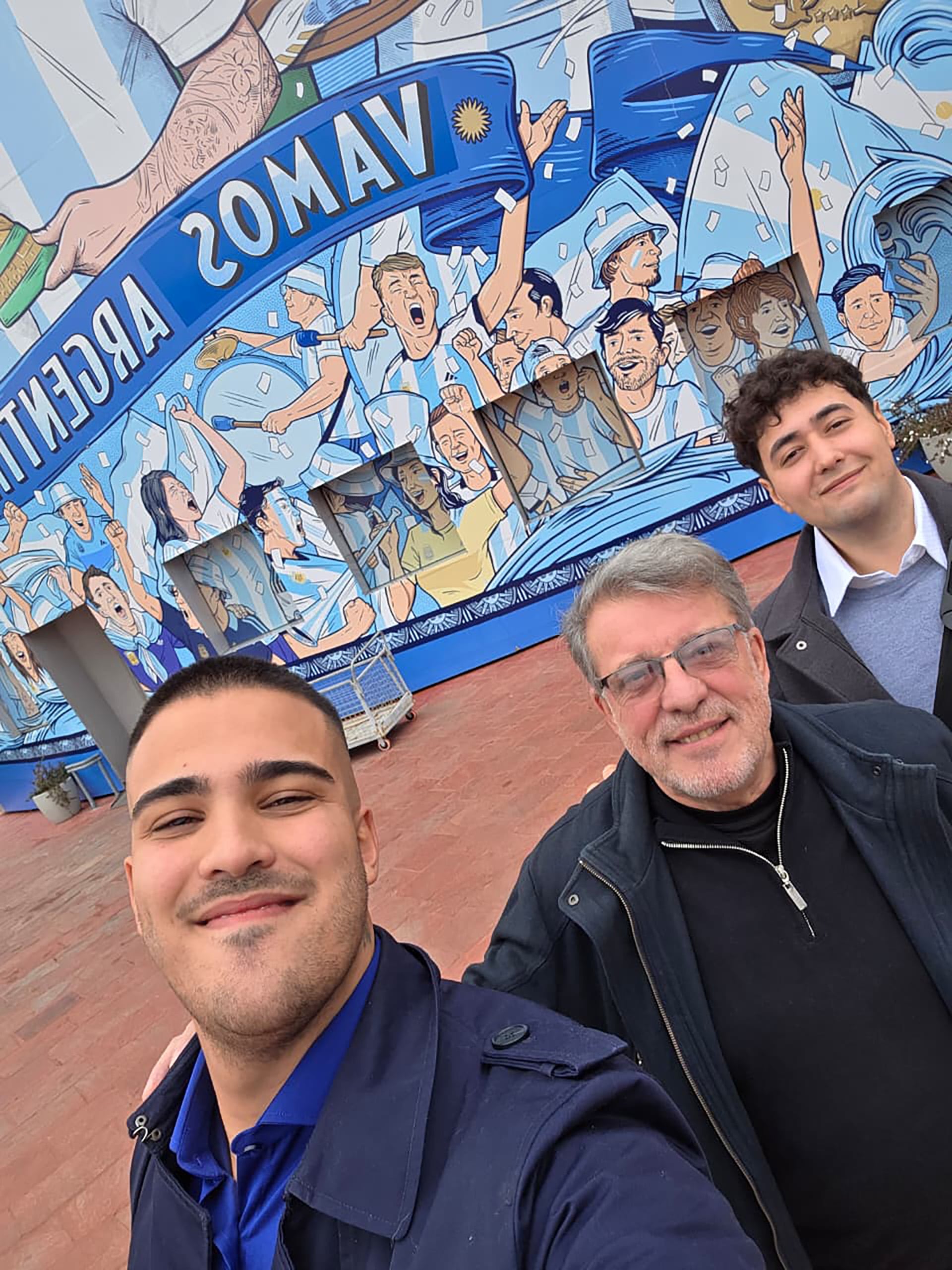 Francisco Francesch y Leandro Ramírez junto a Marcelo Aztarbe, gerente de compras de la AFA, en el predio de Ezeiza