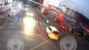 Captan momento exacto en el que un conductor embistió a un hombre y se dio a la fuga en el occidente de El Salvador