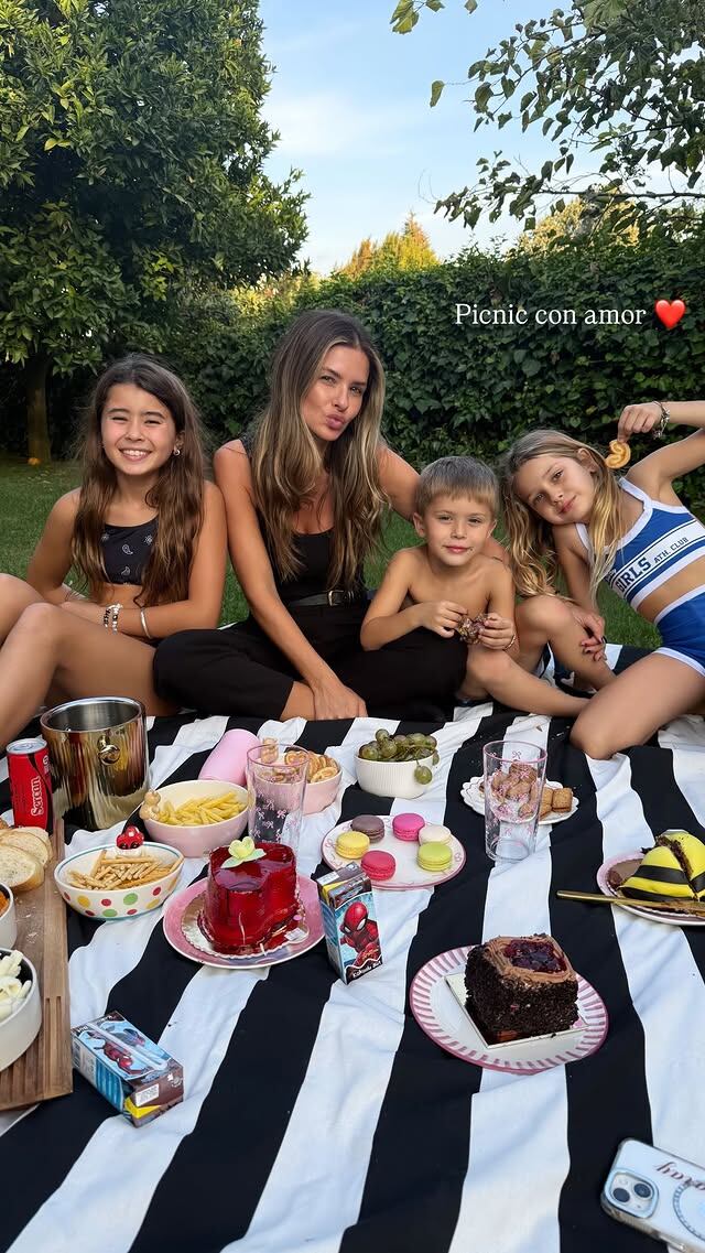 La tierna postal familiar al aire libre