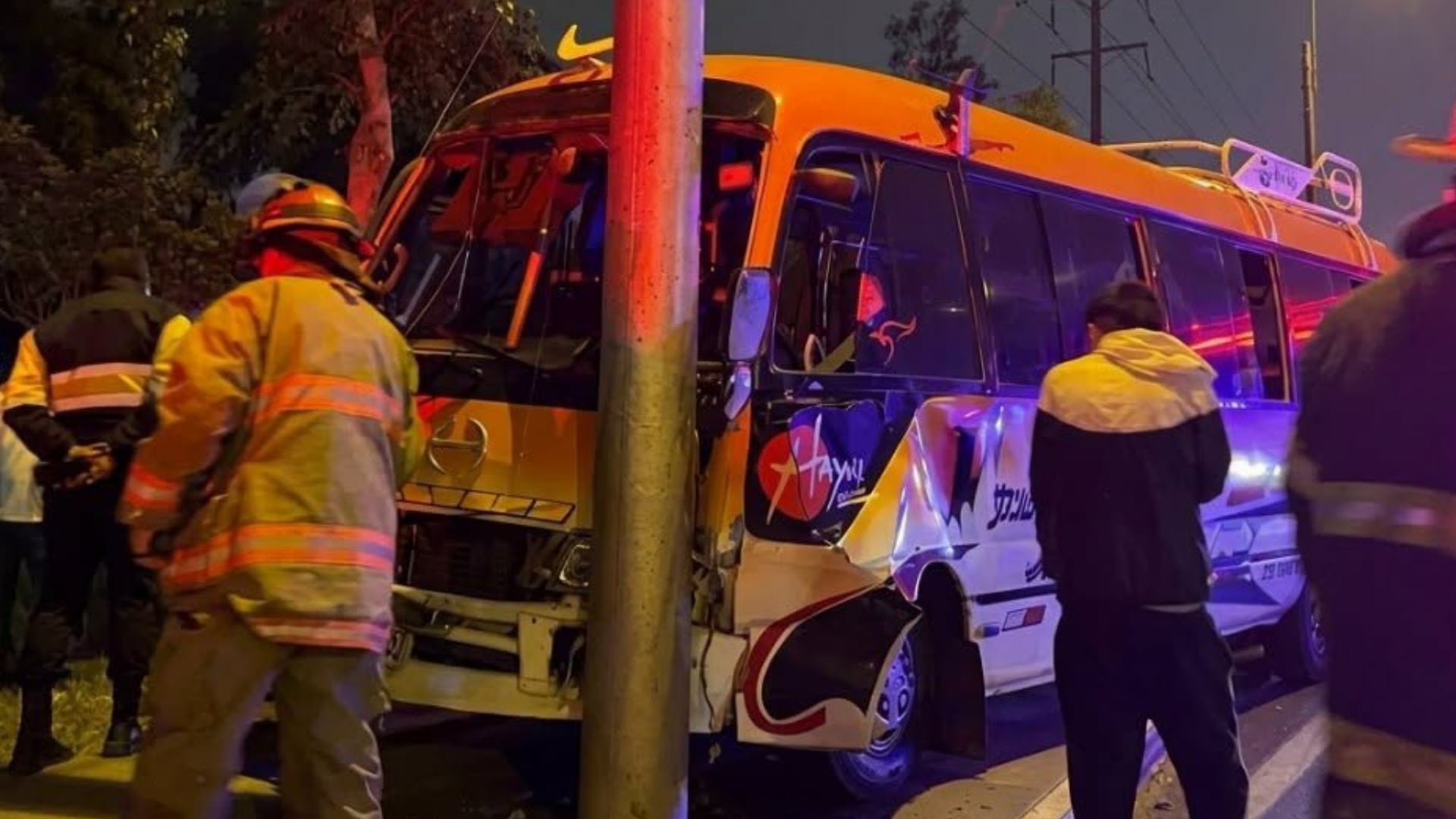 Bomberos atienden el choque de una cúster de la empresa Anconero contra un poste de alumbrado público en la Vía de Evitamiento, en Los Olivos. (Foto: Facebook / La Noticia Perú)